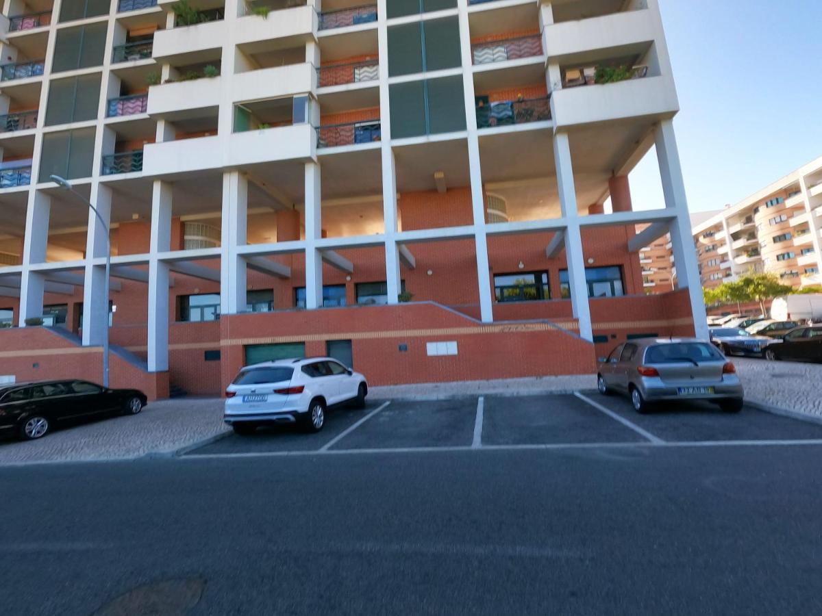 Lisbon 2 bedroom apartment with balcony in Algés Exterior foto
