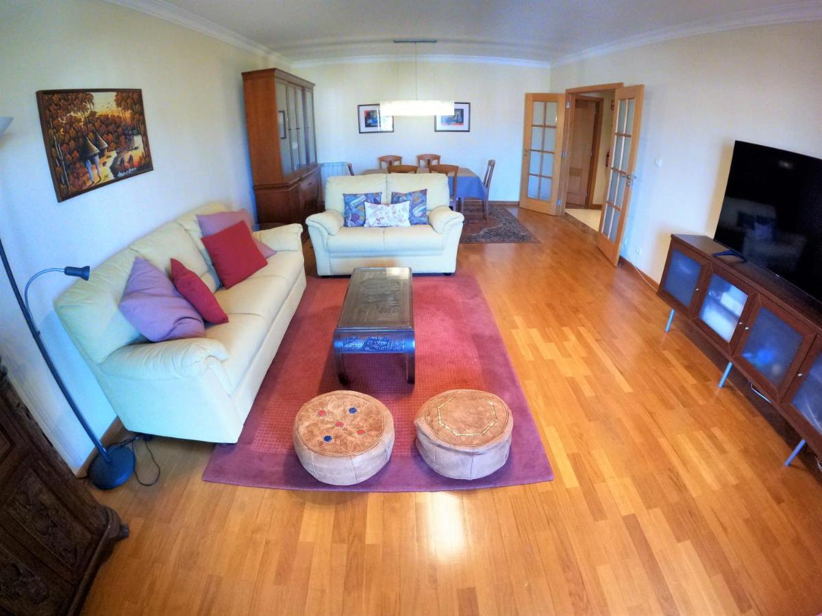 Lisbon 2 bedroom apartment with balcony in Algés Exterior foto
