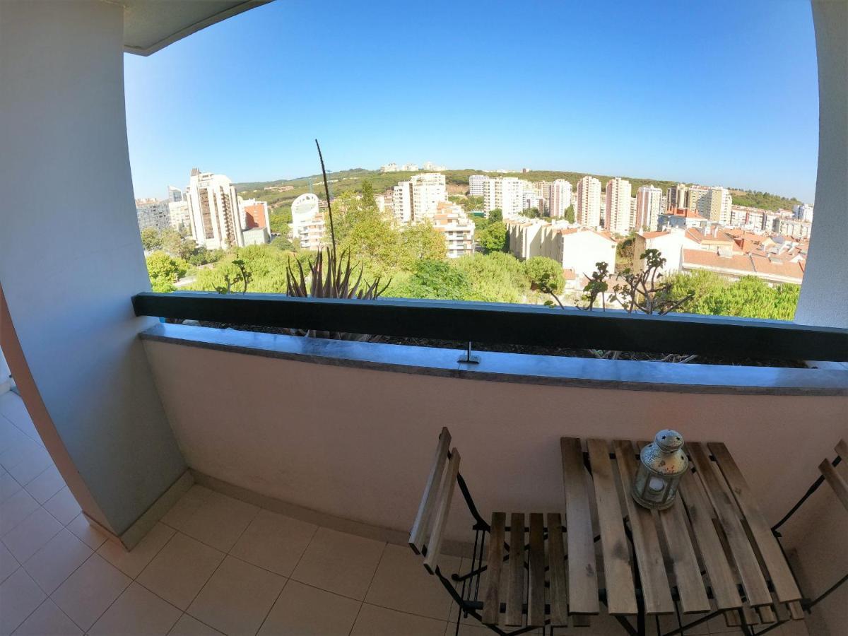 Lisbon 2 bedroom apartment with balcony in Algés Exterior foto